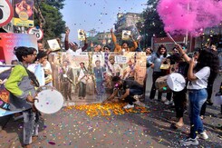 Dunki Day: Fireworks To Dhols - The Many Ways Shah Rukh Khan Fans Are Celebrating Dunki Day: Fireworks To Dhols - The Many Ways Shah Rukh Khan Fans Are Celebrating