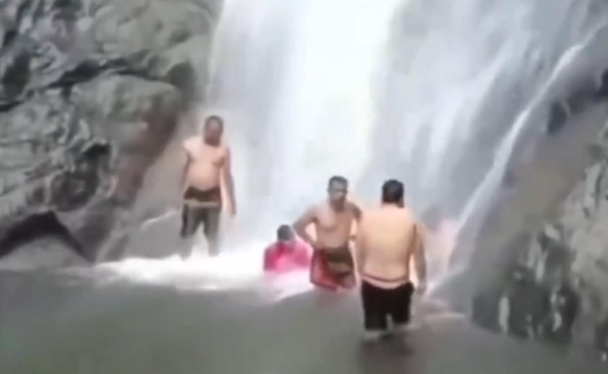 वॉटरफॉल के नीचे मस्ती में नहा रहे थे लोग, तभी हुआ कुछ ऐसा कि अटक गई सांस, मुश्किल में पड़ी जान
