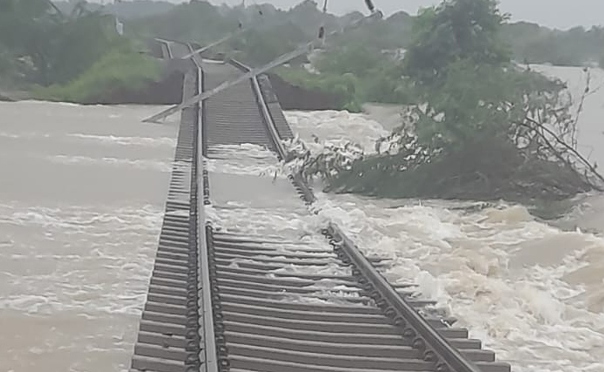 500 Passengers Stuck As Tamil Nadu Station Flooded Amid Heavy Rain, Tracks Damaged