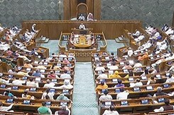 सदन की कार्यवाही में बाधा डालने पर 15 विपक्षी सांसदों को संसद से निलंबित कर दिया गया सदन की कार्यवाही में बाधा डालने पर 15 विपक्षी सांसदों को संसद से निलंबित कर दिया गया