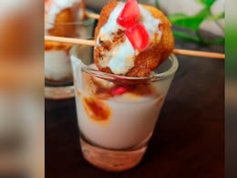 इस बार पार्टी में मेहमानों को सर्व करें दही वड़ा लेकिन अलग अंदाज में, कटोरी की जगह लाएं शॉट्स गिलास इस बार पार्टी में मेहमानों को सर्व करें दही वड़ा लेकिन अलग अंदाज में, कटोरी की जगह लाएं शॉट्स गिलास