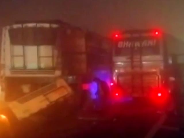 घने कोहरे की वजह से आपस में टकराई गाड़ियां, कई लोग घायल