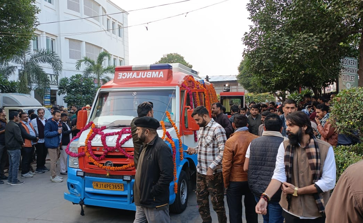 पैतृक गांव गोगामेड़ी ले जाया जा रहा सुखदेव गोगामेड़ी का पार्थिव शरीर, अंतिम यात्रा पहुंची सीकर