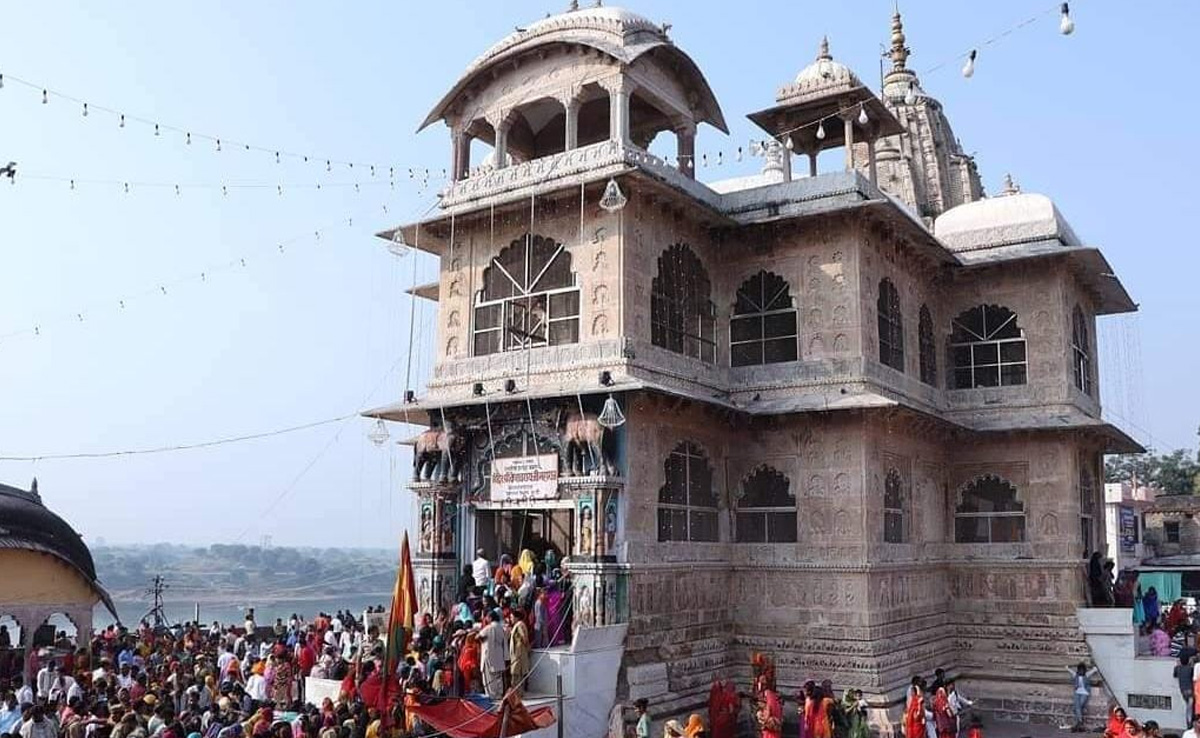 Keshav Rai Temple: राजस्थान का वो मंदिर जहां भगवान के चरण छूने के बाद यूटर्न ले लेती है चंबल नदी!