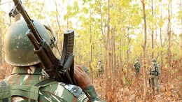 Chhattisgarh Police Encounter: बीजापुर ज़िले में सुरक्षा बलों और नक्सलियों के बीच मुठभेड़ जारी