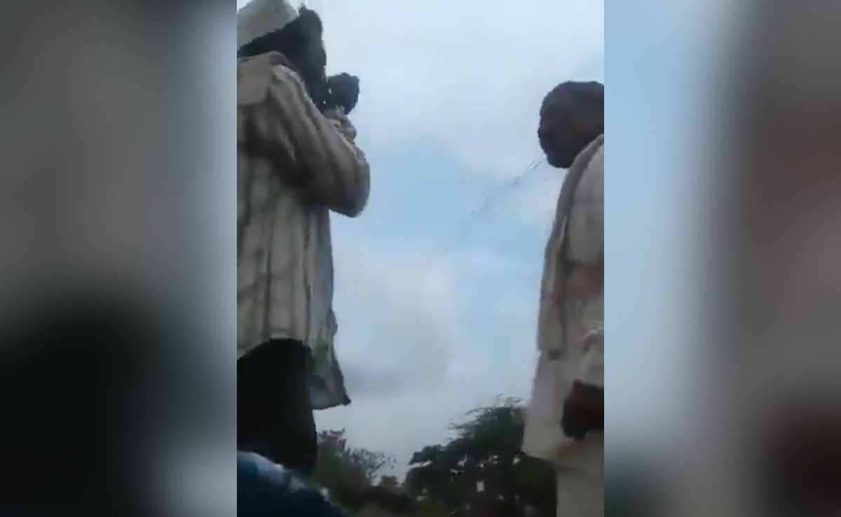 जब तक हाथ में खैनी था तब तक पिटा रहा शख़्स, ज़र्दा खाते ही पीटने वाले शख़्स को धो दिया