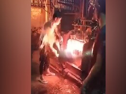 ज़िंदगी का सबसे कठिन काम: गर्म लोहे को रॉड बनाने के लिए बहुत मेहनत करनी पड़ती है, देखें वीडियो ज़िंदगी का सबसे कठिन काम: गर्म लोहे को रॉड बनाने के लिए बहुत मेहनत करनी पड़ती है, देखें वीडियो