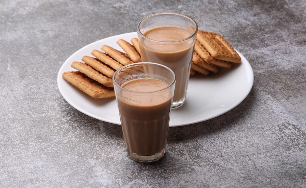 क्या आपके भी दिन की शुरुआत चाय और बिस्कुट के बिना नहीं होती, यहां जानें सेहत के लिए कैसे बन सकता है जहर!