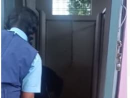 Betul: आदिवासी छात्राओं से स्कूल का टॉयलेट कराया गया साफ, वीडियो सोशल मीडिया पर वायरल Betul: आदिवासी छात्राओं से स्कूल का टॉयलेट कराया गया साफ, वीडियो सोशल मीडिया पर वायरल