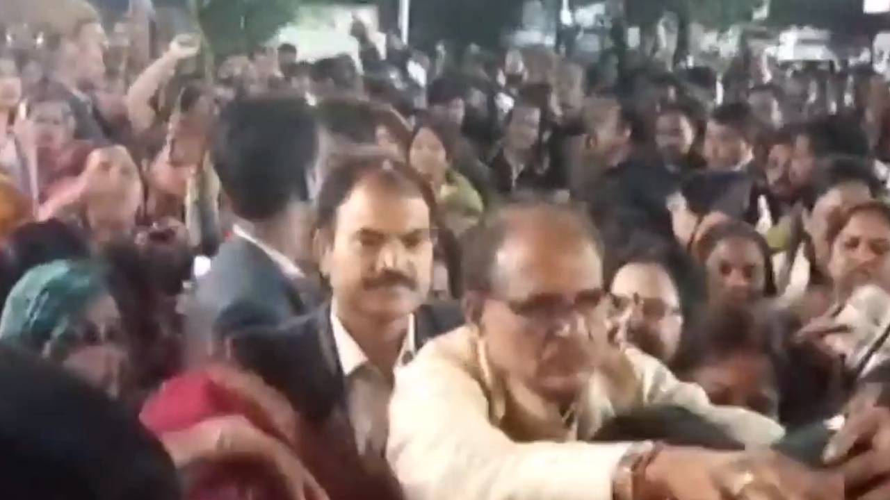 विदिशा में लाडली बहनों से मिलते ही क्यों रो पड़े शिवराज सिंह चौहान?