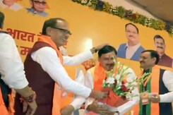 Watch: Shivraj Chouhan Blesses Mohan Yadav, Who Replaced Him Watch: Shivraj Chouhan Blesses Mohan Yadav, Who Replaced Him