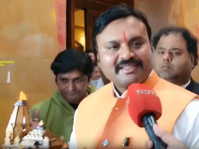 मध्य प्रदेश में 'राममंदिर' की प्रतिकृति के साथ विधानसभा पहुंचा शख्स