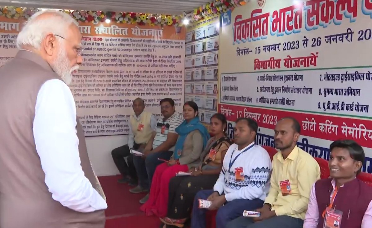 दिव्यांगजनों से मिले पीएम मोदी, इनकम पूछने पर युवक ने दिया ऐसा जवाब जिसे सुनकर हंसने लगे