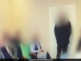 यूक्रेन में काउंसिल की बैठक में शख्स अचानक फेंकने लगा ग्रेनेड, पुलिस ने जारी किया VIDEO यूक्रेन में काउंसिल की बैठक में शख्स अचानक फेंकने लगा ग्रेनेड, पुलिस ने जारी किया VIDEO