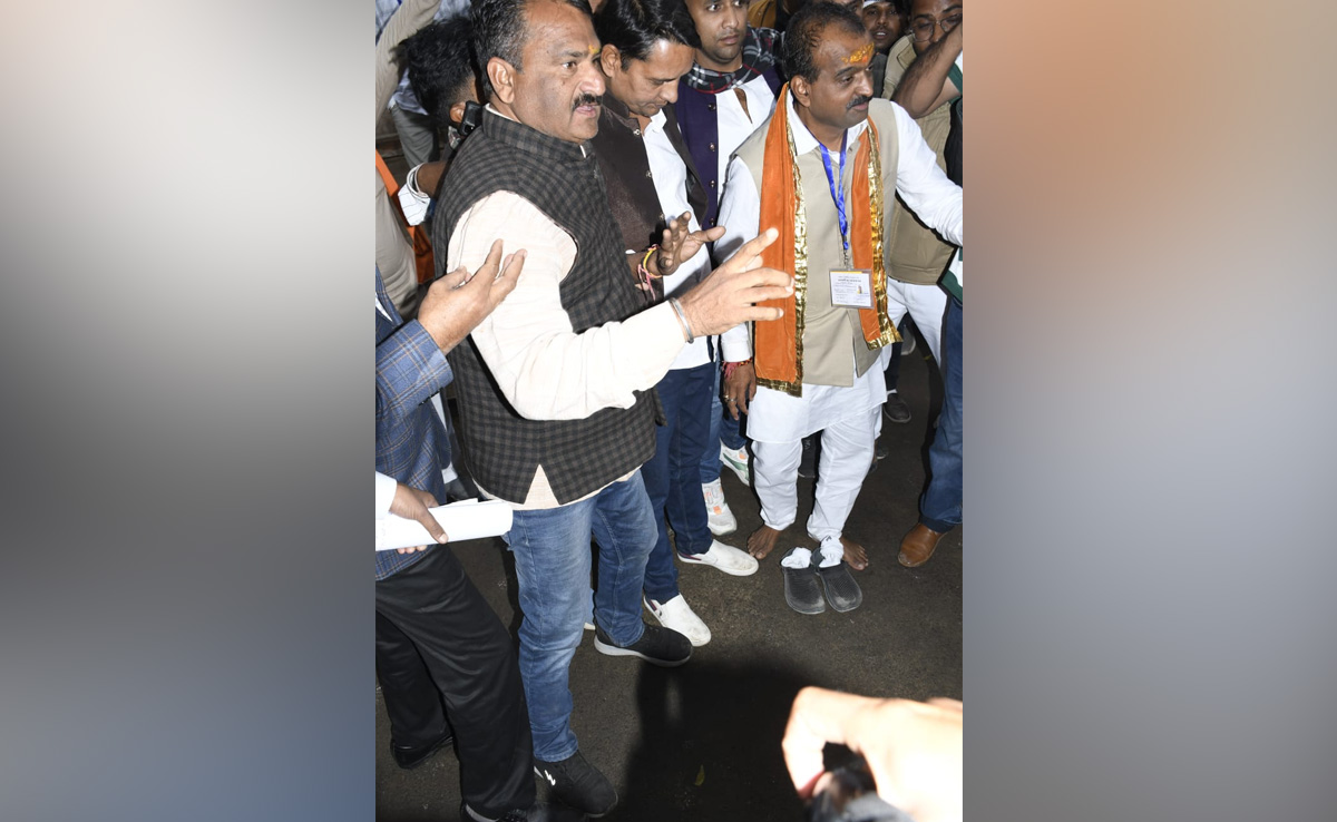 जीत के तुरन्त बाद केकड़ी विधायक ने उतार दिए जूते, बोले, 'जनता से किया वादा निभाया'