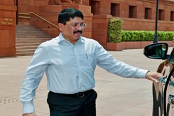 दयानिधि मारन के बयान पर विवाद, INDIA गठबंधन पर उठे सवाल दयानिधि मारन के बयान पर विवाद, INDIA गठबंधन पर उठे सवाल