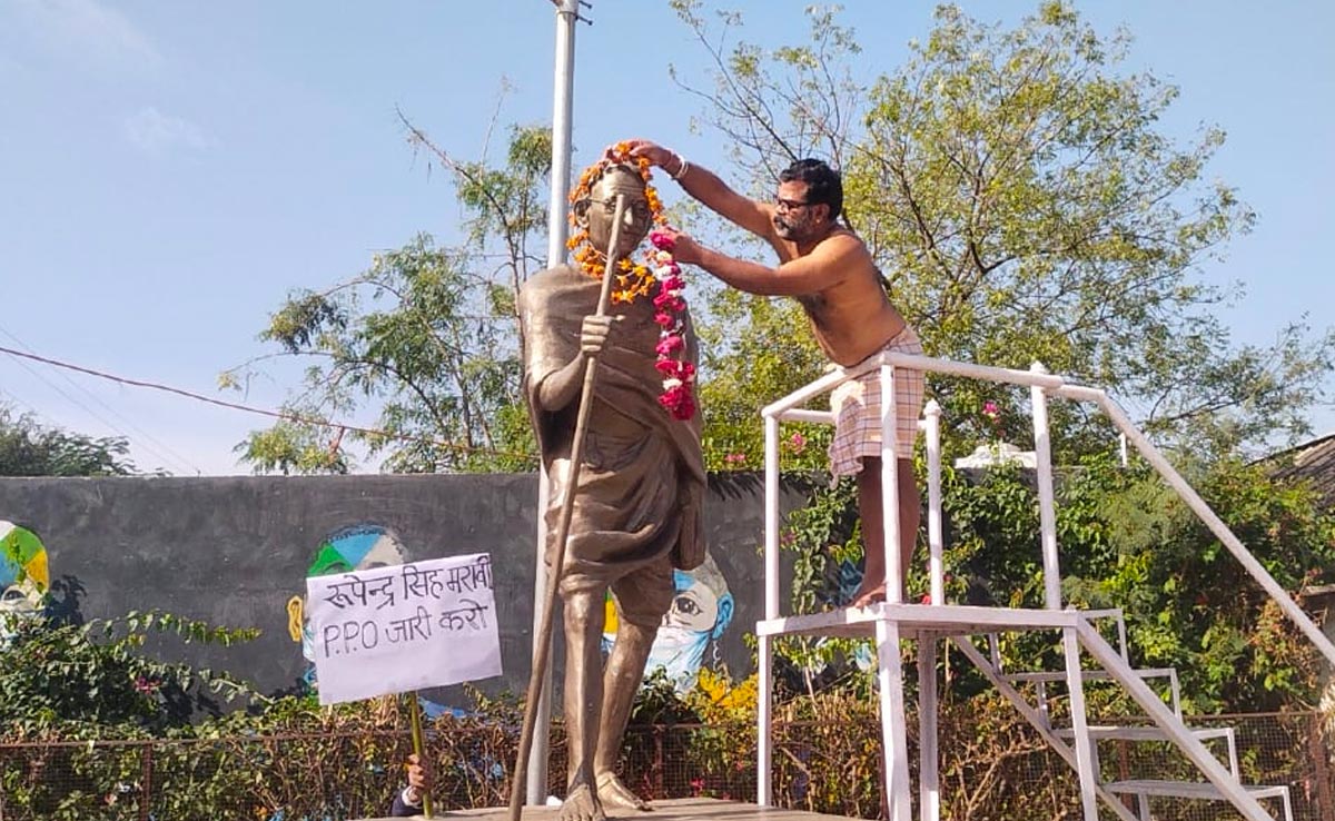 चाचा को 13 साल से नहीं मिली पेंशन तो 'गांधीगिरी' पर उतरा भतीजा, कपड़े उतारकर दिया धरना