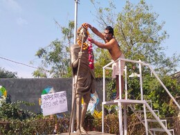 चाचा को 13 साल से नहीं मिली पेंशन तो 'गांधीगिरी' पर उतरा भतीजा, कपड़े उतारकर दिया धरना चाचा को 13 साल से नहीं मिली पेंशन तो 'गांधीगिरी' पर उतरा भतीजा, कपड़े उतारकर दिया धरना