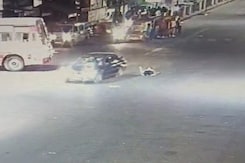 लखनऊ में तेज रफ्तार कार ने ट्रैफिक पुलिसकर्मी को उड़ाया लखनऊ में तेज रफ्तार कार ने ट्रैफिक पुलिसकर्मी को उड़ाया