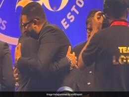 पार्टी में सलमान खान ने लगाया अमिताभ बच्चन और अभिषेक बच्चन को गले, सामने आया वीडियो तो लोगों ने दिया ये रिएक्शन पार्टी में सलमान खान ने लगाया अमिताभ बच्चन और अभिषेक बच्चन को गले, सामने आया वीडियो तो लोगों ने दिया ये रिएक्शन