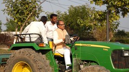 प्रदेश के बाद अब खेत संभालने पहुंचे 'धरतीपुत्र' शिवराज, ट्रैक्टर से जुताई करने का VIDEO आया सामने