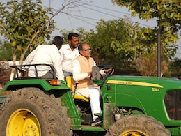 प्रदेश के बाद अब खेत संभालने पहुंचे 'धरतीपुत्र' शिवराज, ट्रैक्टर से जुताई करने का VIDEO आया सामने