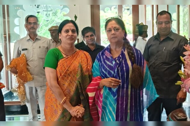 वसुंधरा राजे के साथ उनकी प्रशंसक नीलिमा आमेरा वसुंधरा राजे के साथ उनकी प्रशंसक नीलिमा आमेरा