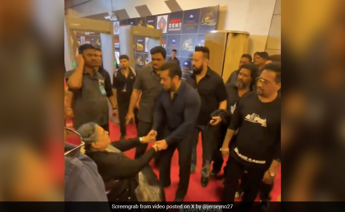 Umang 2023: Salman Khan Shares A Warm Hug With Usha Uthup