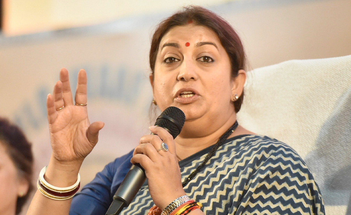 Bollywood News : स्मृति ईरानी ने मां की तस्वीर की शेयर, भावुक होकर कही यह बात