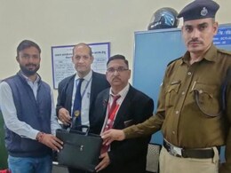 ट्रेन में छूट गया था आभूषण और रुपयों से भरा पर्स, TTE ने वापस करने के लिए खोजा यह तरीका