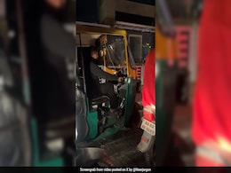 ट्रैफिक के बीच क्रिस्टीना पैरी के गाने पर झूमने लगा ऑटो ड्राइवर, ज़ोर-ज़ोर से लगा गाने, यूजर्स बोले- दिन बना दिया ट्रैफिक के बीच क्रिस्टीना पैरी के गाने पर झूमने लगा ऑटो ड्राइवर, ज़ोर-ज़ोर से लगा गाने, यूजर्स बोले- दिन बना दिया