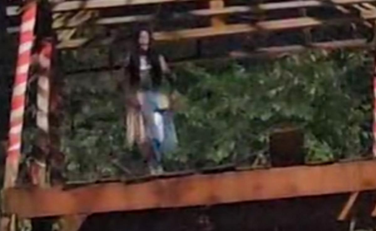 Viral Video: आधी रात सफेद कपड़े पहन बीच सड़क पर डांस करने लगती है युवती, जानिए क्या है मामला