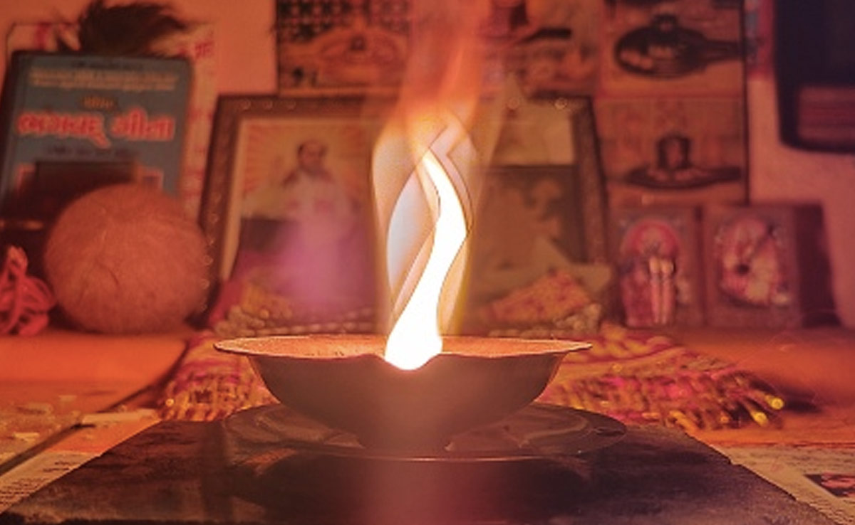 घर के मंदिर में दीया जलाते समय मान्यतानुसार ध्यान रखी जाती हैं कुछ बातें, जानिए क्या हैं ये Diya Niyam
