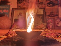 पूजा में दिया जलाने का क्या है महत्व, जानिए कलावे से दिया जलाएं तो क्या होता है पूजा में दिया जलाने का क्या है महत्व, जानिए कलावे से दिया जलाएं तो क्या होता है