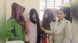 शातिर महिला ने स्वेटर में छिपाई विदेशी अंगूठियां, CCTV में कैद हुई वारदात, देखें वीडियो