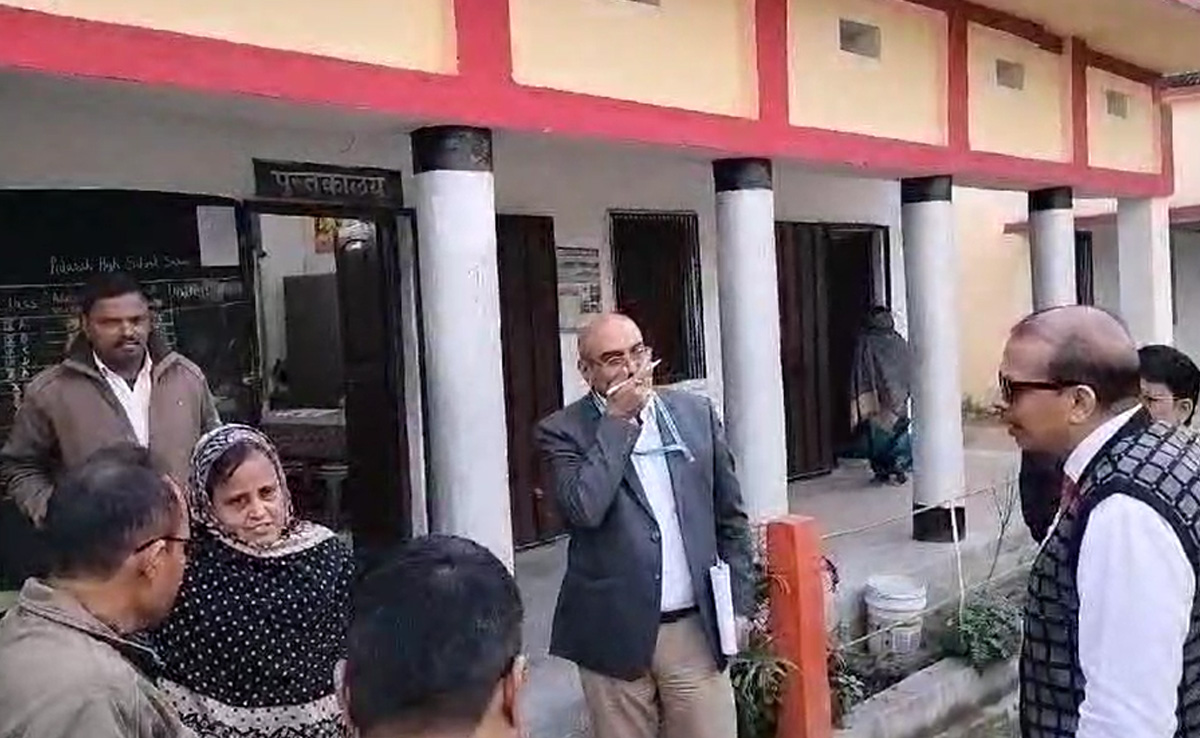 VIEDO: बिहार के इस अधिकारी के सामने महिला टीचर भूलीं अपना नाम, जमा-घटा में हकलाती दिखीं