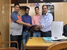 रेल यात्रियों का खोया हुआ सामान उन तक पहुंचाने के 'मिशन' पर स्टेशन मैनेजर राकेश शर्मा, रेलवे से मिला सम्मान रेल यात्रियों का खोया हुआ सामान उन तक पहुंचाने के 'मिशन' पर स्टेशन मैनेजर राकेश शर्मा, रेलवे से मिला सम्मान