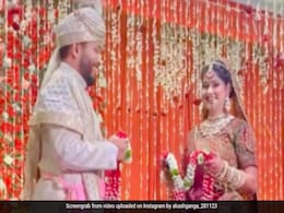 वरमाला के समय बजा ऐसा गाना जयमाल लेकर स्टेज से नीचे उतर गया दूल्हा, डीजे के पास पहुंचकर किया कुछ ऐसा हैरान रह गए लोग वरमाला के समय बजा ऐसा गाना जयमाल लेकर स्टेज से नीचे उतर गया दूल्हा, डीजे के पास पहुंचकर किया कुछ ऐसा हैरान रह गए लोग