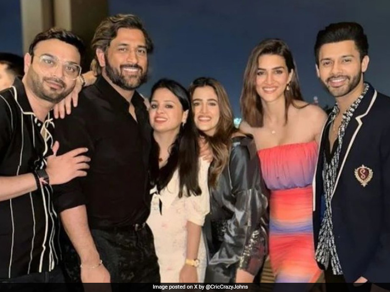 MS Dhoni's Dubai Vacation Photos Go Viral. Sakshi Dhoni, Kriti Sanon Can't Be Missed