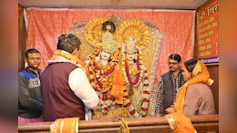 राजस्थान CM भजन लाल शर्मा की पत्नी गीता कर रहीं गिरिराज जी महाराज की दंडवत परिक्रमा, बेटा भी साथ, देखें Video