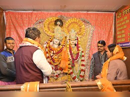 राजस्थान CM भजन लाल शर्मा की पत्नी गीता कर रहीं गिरिराज जी महाराज की दंडवत परिक्रमा, बेटा भी साथ, देखें Video