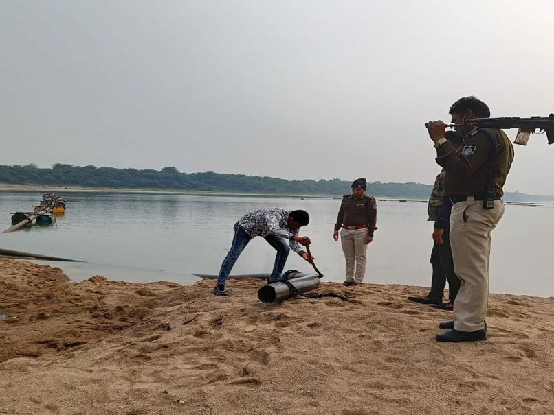 MP News : सिंध नदी से रेत निकाल रहे थे माफिया, पुलिस ने घेरा तो 7 पनडुब्बियां और ट्रैक्टर छोड़कर भागे