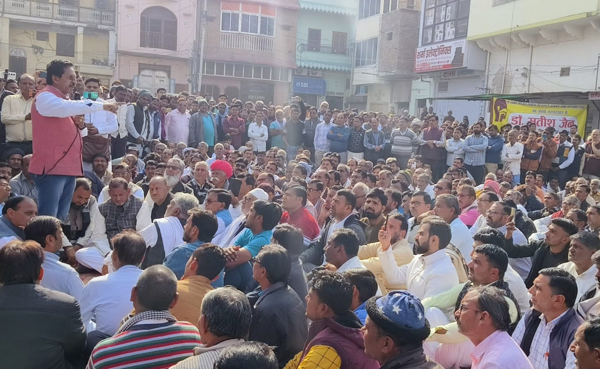 Rajasthan: पूर्व विधायक भंवरलाल शर्मा की समाधि स्थल पर तोड़-फोड़ से रोष, लोगों ने निकाला मौन जुलूस