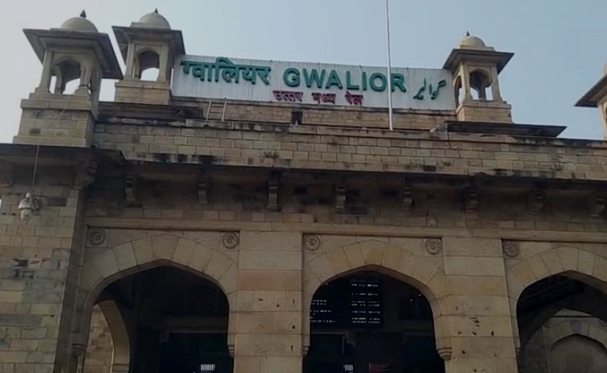 डिस्पले बोर्ड पर गलत सूचना के बाद ग्वालियर स्टेशन पर मची भगदड़, ट्रेन छूटने के बाद यात्रियों ने किया हंगामा