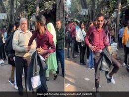 रील बनाने के लिए मार्केट में ज़ोर-ज़ोर से गाना गाने लगा शख्स, करने लगा अजीब हरकतें, फिर जो हुआ, Video वायरल रील बनाने के लिए मार्केट में ज़ोर-ज़ोर से गाना गाने लगा शख्स, करने लगा अजीब हरकतें, फिर जो हुआ, Video वायरल