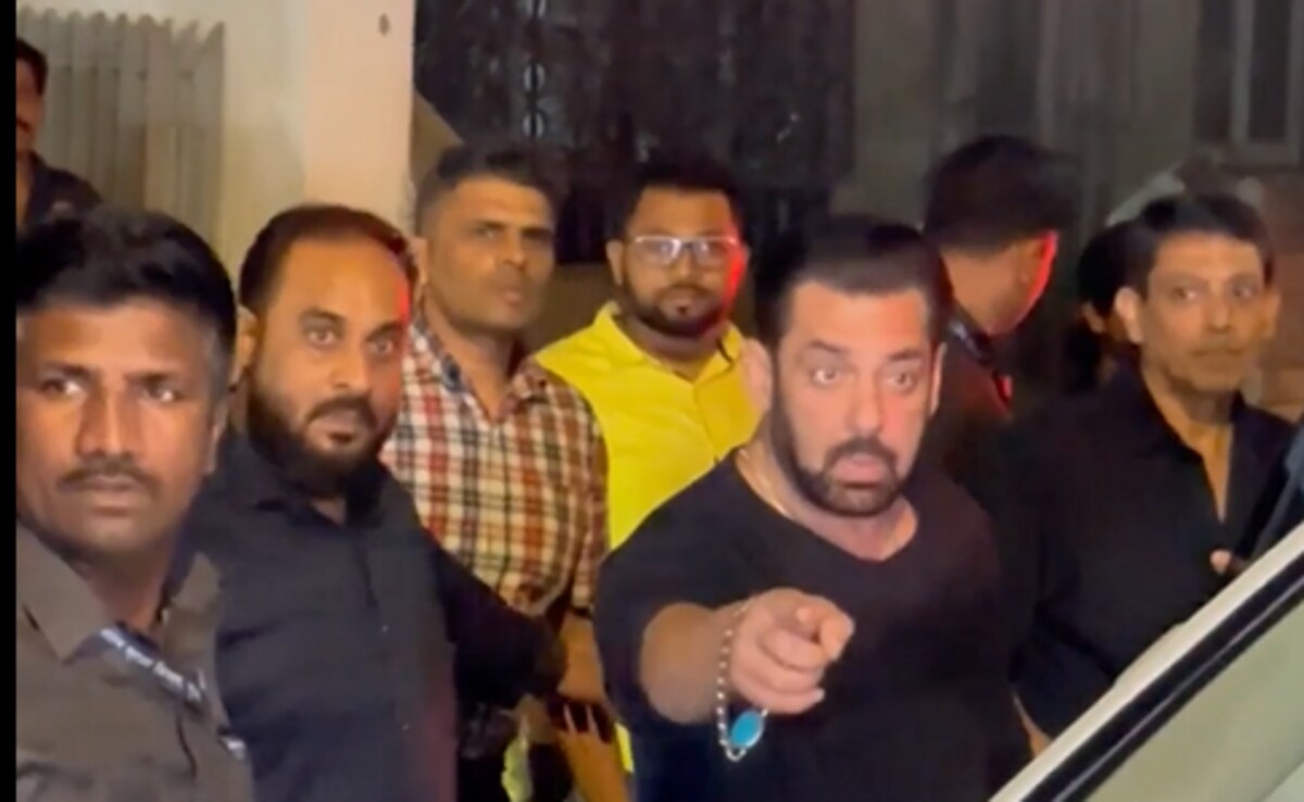 Salman Khan Schools Paparazzi Crowding Mother Salma At Sohail's Birthday Bash: "<i>Peeche Hato Sab</i>"