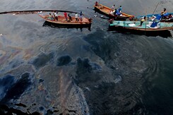 खबरों की खबर: चेन्नई में तेल रिसाव 20 किमी तक फैला, भारी नुकसान खबरों की खबर: चेन्नई में तेल रिसाव 20 किमी तक फैला, भारी नुकसान