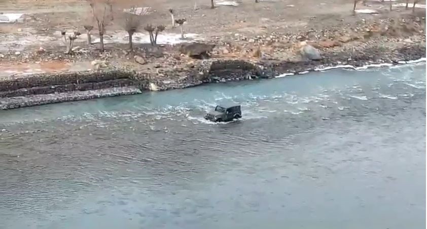Video: Tourist Drives Mahindra Thar SUV Through River To Beat Himachal Traffic Jam Video: Tourist Drives Mahindra Thar SUV Through River To Beat Himachal Traffic Jam