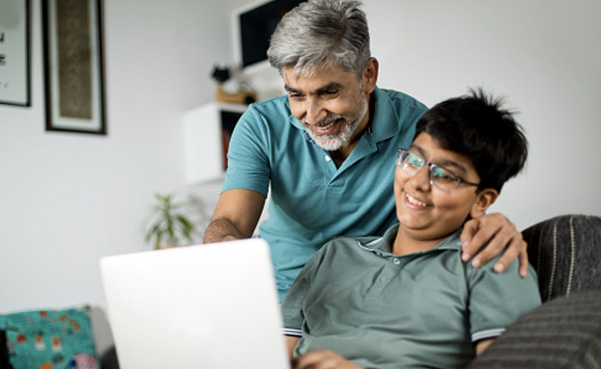 क्या आप जानते हैं Lazy Parenting के बारे में, बच्चों के लिए अच्छा हो सकता है यह पैरैंटिंग स्टाइल