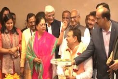 भजनलाल के सिर पर वसुंधरा का हाथ, इस तस्वीर के क्या हैं मायने? भजनलाल के सिर पर वसुंधरा का हाथ, इस तस्वीर के क्या हैं मायने?